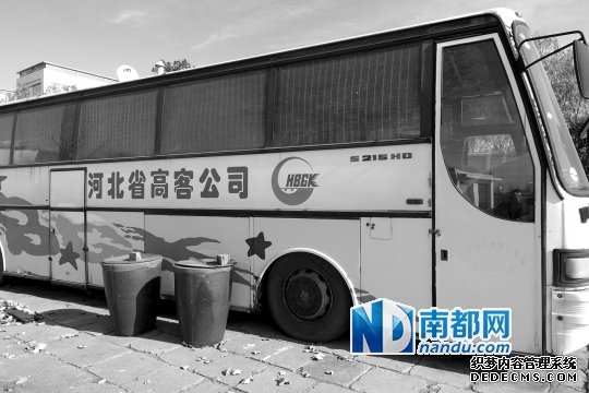 龍騰長客北戴河長途汽車站，因為和馬超群“條件沒談攏”，至今都沒再通自來水。后來又打了機井，而汽車旁放著水缸，夏天接雨水用。