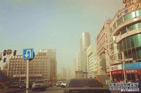 11月24日上午，大風夾雜著黃沙將烏魯木齊市籠罩。（圖片來源：亞心網(wǎng) 呂伊晗 攝）