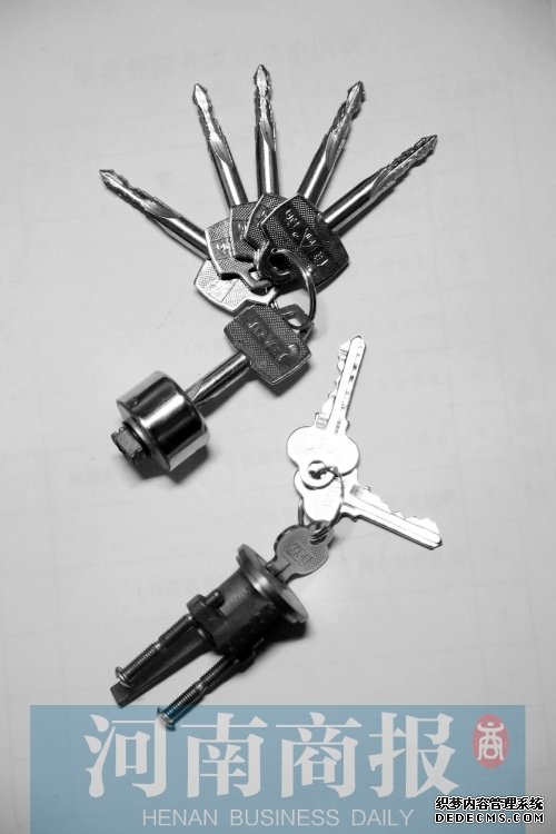 A級鎖：鑰匙主要有一字鑰匙和十字鑰匙。A級鎖內(nèi)部結構非常簡單，僅限于彈子的變化，彈子槽少而淺。