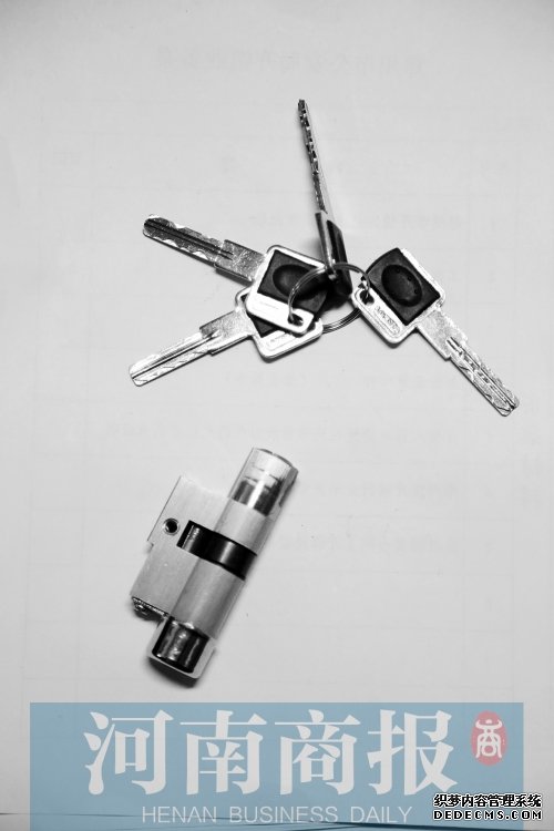 超B級鎖：鑰匙形狀為單面葉片內(nèi)銑槽或外銑槽，鎖芯類型為邊柱鎖芯，互開率極低。如果用工具開啟，鎖芯會被破壞，導致無法開啟。