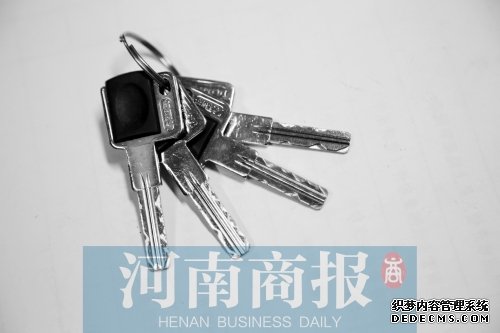 B級鎖：B級鎖鑰匙為平板鑰匙，有雙排彈子槽，從表面看，跟A級鎖不同的地方在于鑰匙面多了一排彎彎曲曲不規(guī)則的線條。