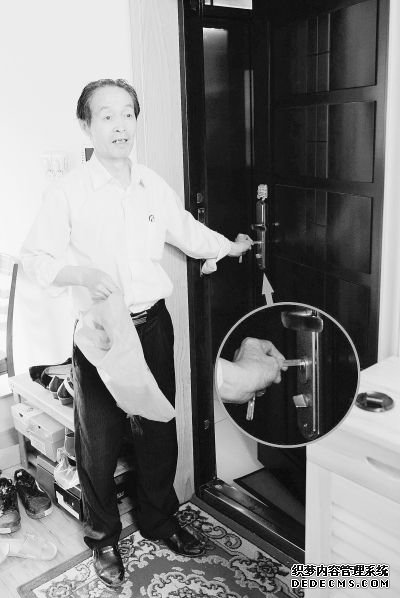 被盜人家演示小偷開鎖入室。 實習(xí)生 孔軒 記者楊濤 攝