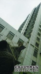 男子當(dāng)時就想從此樓“空降”至房間