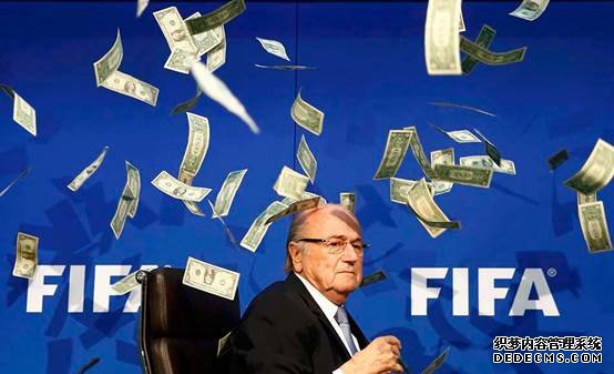 澎澎經(jīng)常夢(mèng)到天上掉錢(qián)，可惜終未如愿。國(guó)際足聯(lián)主席布拉特一定每天轉(zhuǎn)發(fā)錦鯉，終于感受到了被錢(qián)砸中的“幸?！弊涛?。