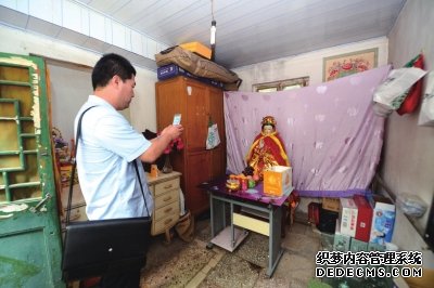 法官拍照取證。京華時(shí)報(bào)記者潘之望攝