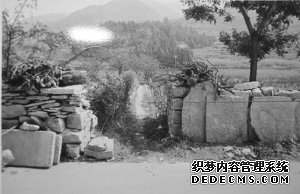 ■兒媳將老人打死后，放在了石堰下制造意外身亡假象。（警方提供）