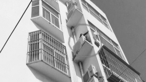 ■女子被困在自家窗外。