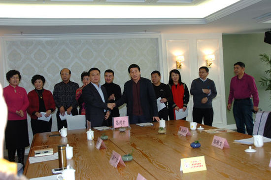 東北網(wǎng)綏化12月31日訊12月28日，在地處環(huán)渤海經(jīng)濟(jì)圈中心地帶、東北與華北兩大經(jīng)濟(jì)區(qū)的接合部，中國歷史文化名城秦皇島市，綏化商會成立。