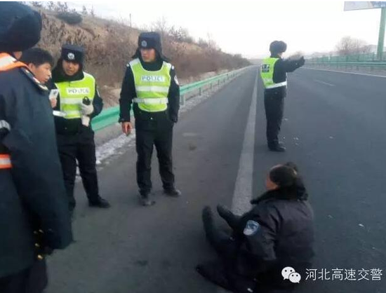 醉酒男橫躺高速睡覺嚇壞交警