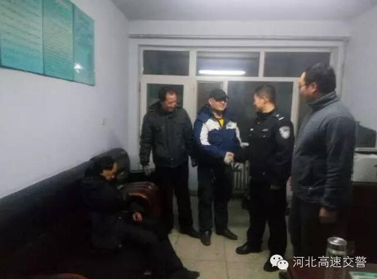 醉酒男橫躺高速睡覺嚇壞交警