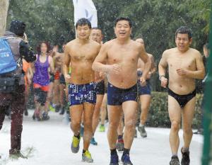 　“光豬跑”挑戰(zhàn)嚴(yán)寒，男女老少齊上陣。