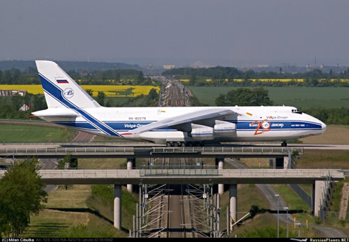 原文配圖：上百噸安124大運(yùn)駛上高架橋。