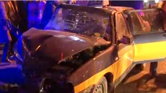 石家莊一轎車(chē)飛得太低，如炮彈轟爛出租車(chē)