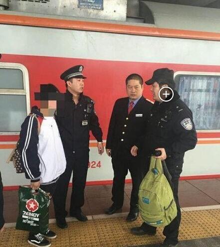 邢臺一女孩任性離家出走見網(wǎng)友 家人泣不成聲