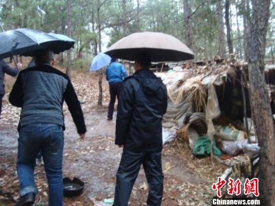 圖為民警帶領劉某弟弟來到劉某的窩棚　楊喬云　攝