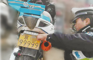 被交警查扣的摩托車。