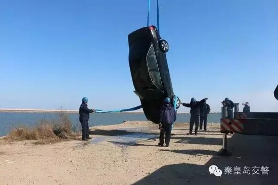 民警進(jìn)行現(xiàn)場勘查。