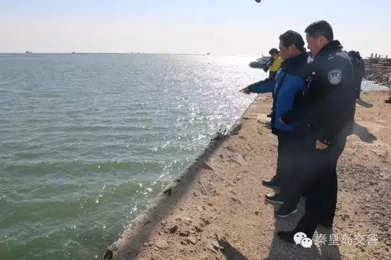 民警進(jìn)行現(xiàn)場勘查。