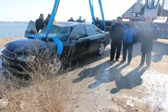 民警進(jìn)行現(xiàn)場勘查。