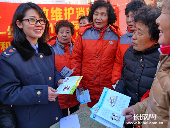 工作人員發(fā)放消費者權(quán)益保護(hù)宣傳材料。