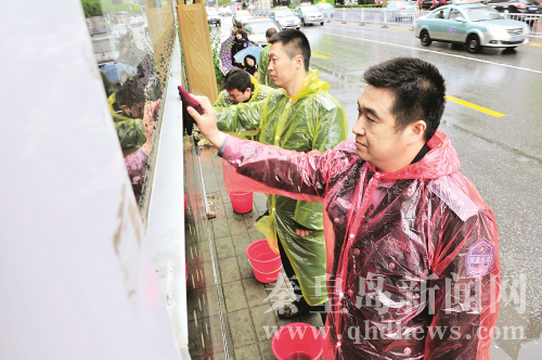 5月12日，各單位干部群眾、志愿者一道開(kāi)展洗城活動(dòng)。