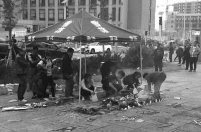 家屬悼念遇難學(xué)生。京華時(shí)報(bào)記者陶冉攝