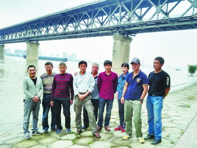 參與救援的冬泳隊(duì)員等人。市民吳女士供圖