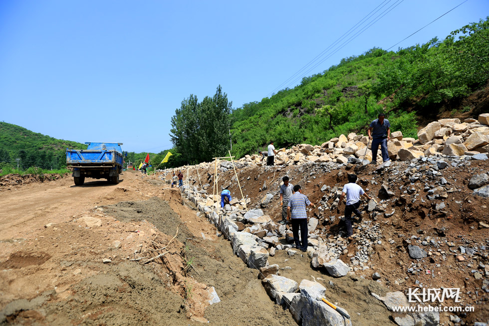 南胡哈村進(jìn)村主路工程建設(shè)。長城網(wǎng) 張錚 攝