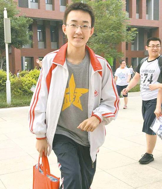 2016年全省高考文科第一名、衡水中學(xué)學(xué)生袁嘉瑋。