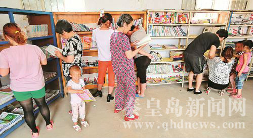 秦皇島昌黎農(nóng)民自費(fèi)建書屋向村民開放(組圖)