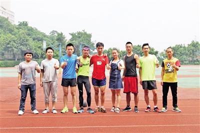 敖羅在跑友的陪伴下完成了100公里跑步。