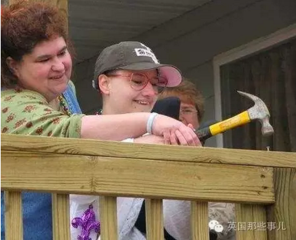 她下半身癱瘓，沒(méi)法獨(dú)立行走，不管到哪，都只能靠母親用輪椅推著。