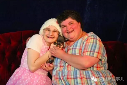 她總是穿著色彩鮮亮的衣服，沖著周圍的人露出親近的笑容。