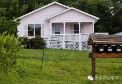 Dee Dee是一個(gè)單親母親，她沒(méi)有工作，全職在家照顧身患重病的女兒。