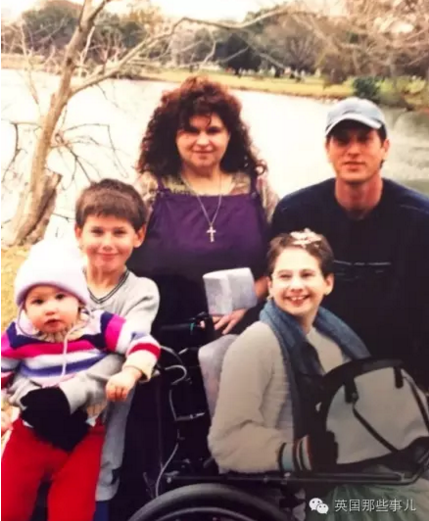 各種藥物的副作用之下，她小小年紀(jì)，牙齒已經(jīng)掉的差不多了。