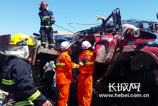 救援現(xiàn)場(chǎng)。圖片由秦皇島公安消防提供