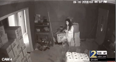 之后一男子出現(xiàn)在畫面中，安慰該女子并將手槍收起報(bào)警。