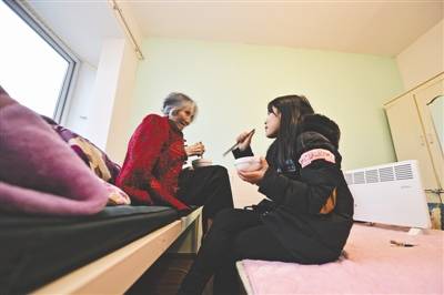 父親突然病故奶奶意外骨折 女大學(xué)生帶著奶奶讀大學(xué)