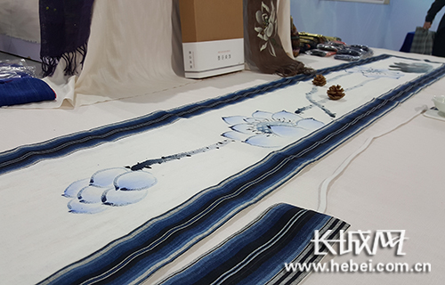 “女紅坊”手工制品引爆河北特博會 。長城網(wǎng) 寧曉雪 攝