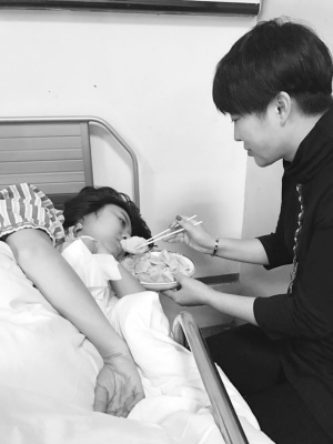 王一嵐躺在病床上。