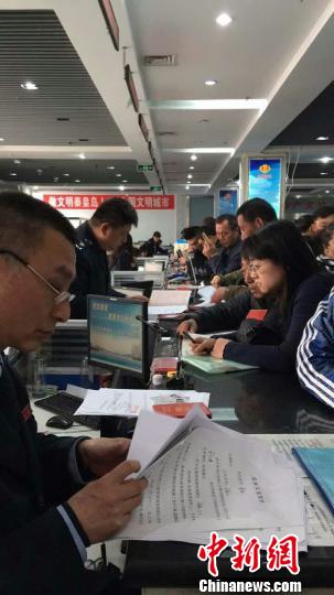 購房者排隊(duì)等待辦理房屋產(chǎn)權(quán)登記 王天譯 攝