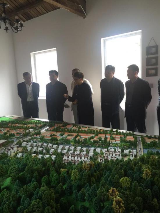 承德市副市長蘇鐵成聽取中國興隆·觀星小鎮(zhèn)旅游度假項(xiàng)目工程負(fù)責(zé)人關(guān)于項(xiàng)目建設(shè)推進(jìn)情況匯報(bào)。