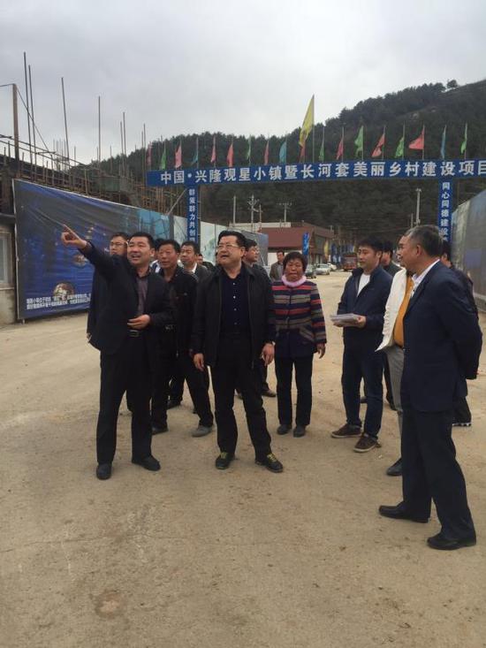 承德市副市長蘇鐵成視察承德市中國興隆·觀星小鎮(zhèn)旅游度假項(xiàng)目。