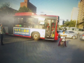 當事人姜耀軍故意擾亂交通秩序，故意阻礙其他車輛正常通行。