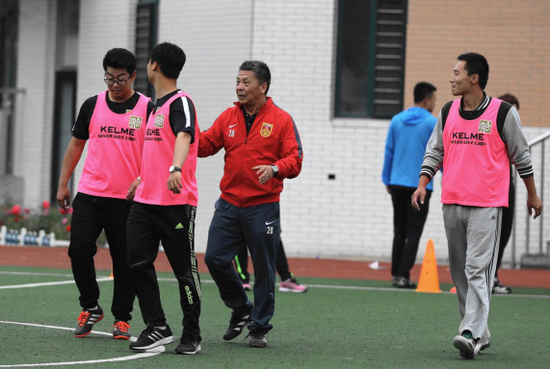  李曉光講師正在指導(dǎo)實(shí)踐教學(xué)課 