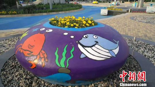 圖為“海洋元素”的手繪給金夢海灣增添了新風(fēng)景 王天譯 攝