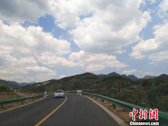 圖為環(huán)長城公路一景 王天譯 攝