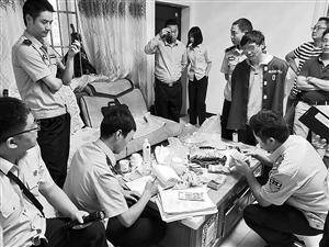 穿著拘留服的“老賴”徐某某看著法官清點他被強制執(zhí)行的款項