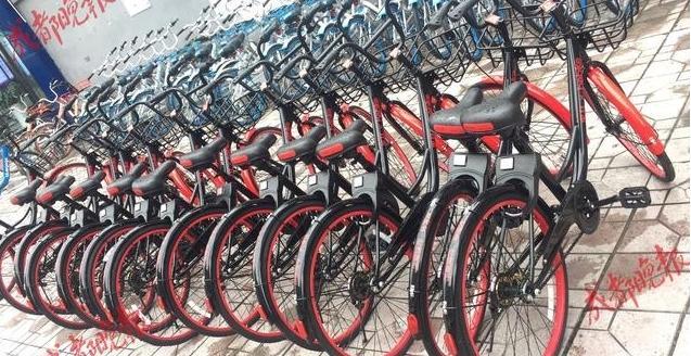 幾乎每出現(xiàn)一種新顏色的共享單車，都會有網(wǎng)友替創(chuàng)業(yè)者擔(dān)心，顏色要不夠用了。圖為成都街頭出現(xiàn)的黑色單車。