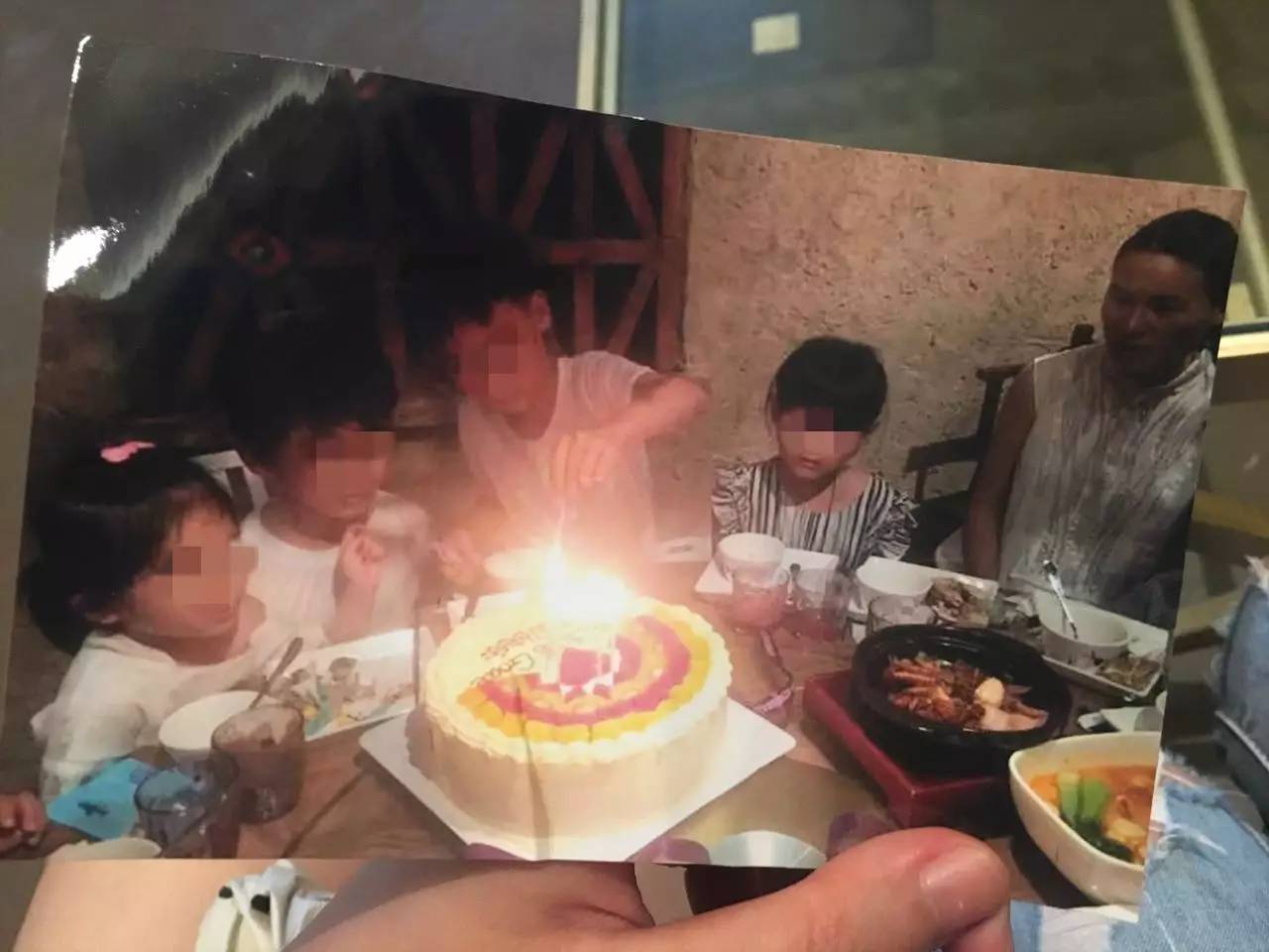 去世的孩子和家人在一起。（受訪者供圖）